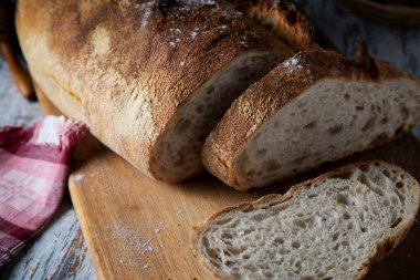 Taze beyaz ekmek ahşap bir masada büyük boy.