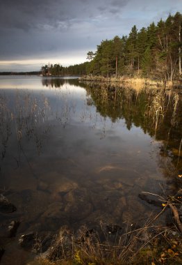 Göl üzerinde bulutlu sonbahar gökyüzü