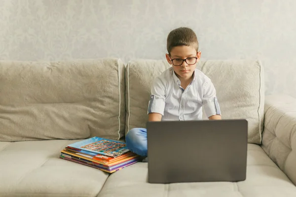 Ein Schüler Mit Brille Hält Hause Auf Dem Sofa Eine Stockbild