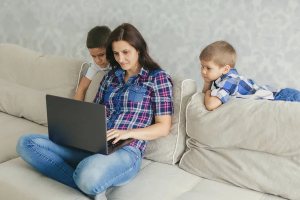 Fique Casa Mãe Seus Filhos Assistindo Uma Videoconferência Laptop Trabalho Imagens De Bancos De Imagens Sem Royalties