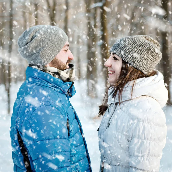 Coppia felice innamorata nella foresta invernale — Foto Stock