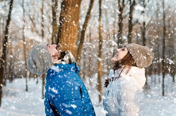 Coppia felice innamorata nella foresta invernale — Foto Stock