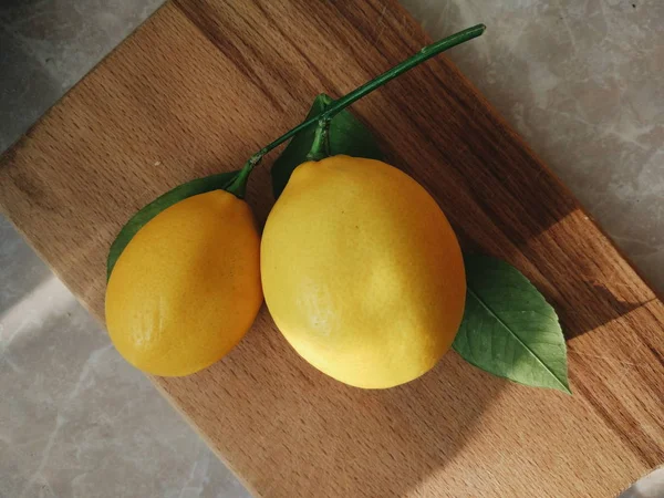 Frische Zitronen Auf Holzbrett — Stockfoto