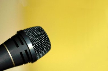 Konser eğlence geçmişi. Radyo programı. Parlak sarı arkaplanda metin için yeri olan mikrofon
