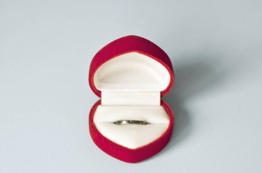 Nişan yüzüğü hediye kutusunda.