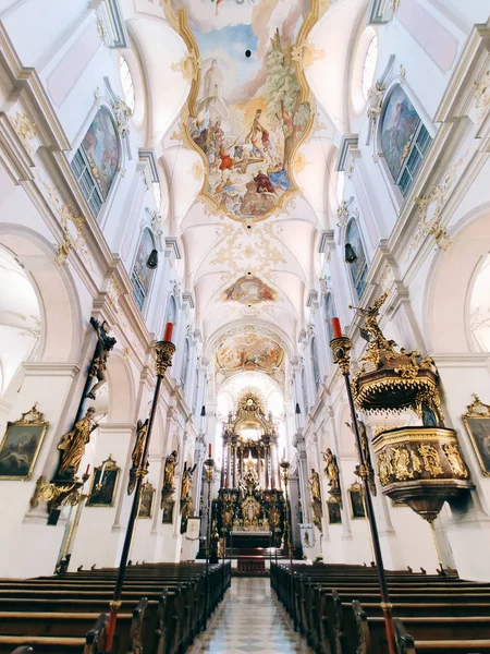 Münih, Almanya - 28 Haziran 2019: Münih 'teki St. Peters Kilisesi veya Peterskirche — Stok fotoğraf