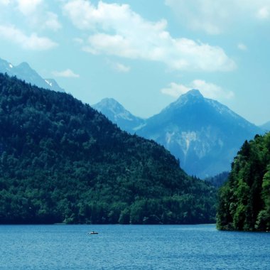 Almanya, Bavyera 'da Münih yakınlarındaki Hohenschwangau' da Alpsee Gölü