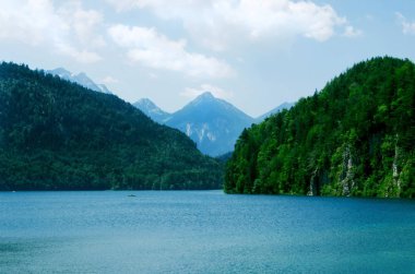 Almanya, Bavyera 'da Münih yakınlarındaki Hohenschwangau' da Alpsee Gölü