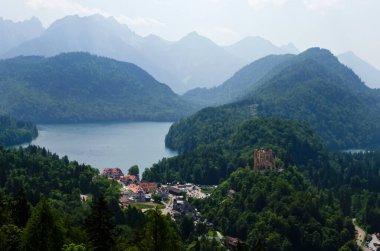 Hohenschwangau kalesinin görünümü, Bavyera Alpleri, Schwansee, Alpsee. Bavyera.