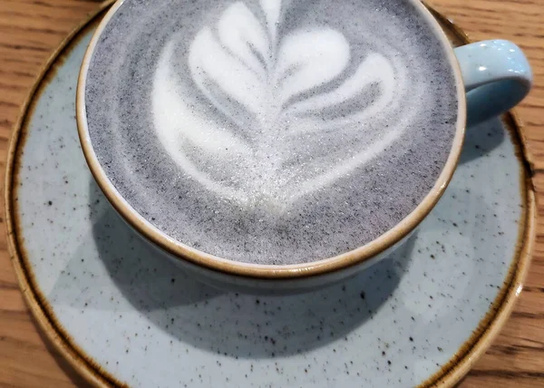 Taza de café azul Cappuccino sobre mesa de madera —  Fotos de Stock