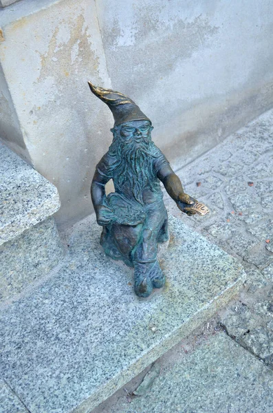 Wroclaw, Poland - July 19, 2013: Sculpture of gnome or draft — Stock Photo, Image