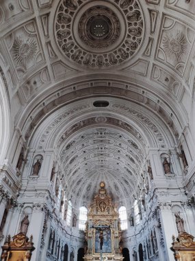 Münih, Almanya - 28 Haziran 2019: Münih 'teki St. Michael Kilisesi. Aziz Michael bir Cizvit kilisesi. Binanın stili Güney Almanya 'nın erken dönem Barok mimarisi üzerinde muazzam bir etkiye sahipti..