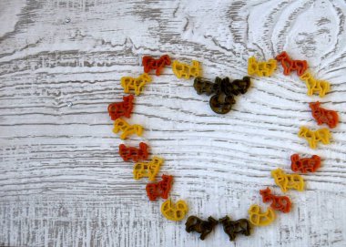 çeşitli renkli makarna kompozisyonları