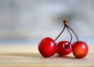 Daldan taze kiraz topladım.