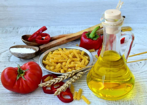 çeşitli renkli makarna kompozisyonları