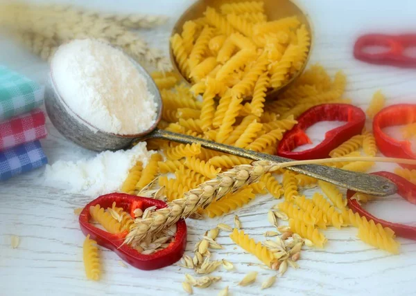 çeşitli renkli makarna kompozisyonları