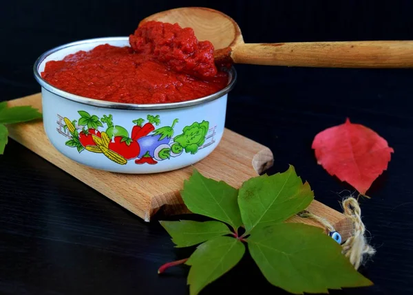 Tabakta ev yapımı doğal ve taze biber ezmesi var.