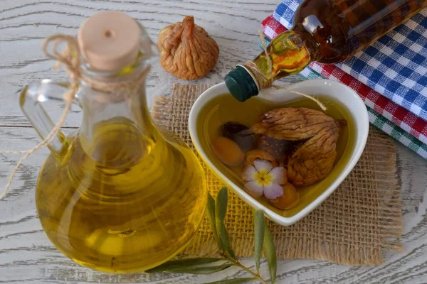 Doğal zeytinyağı, incir ve ceviz karışımı.