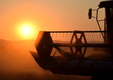 Gün batımında hasat makinesini sahada birleştirin.