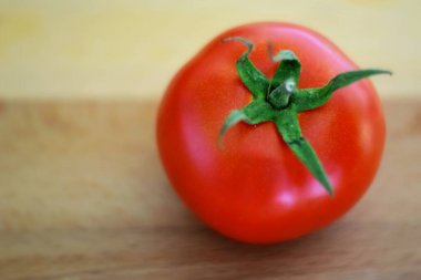 Kırmızı domates daldan toplanmış.