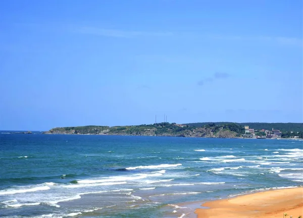 Achtergrond Van Zwarte Zee Kust Met Geel Zand Sprankelende Golven — Stockfoto