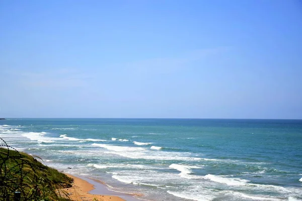 Achtergrond Van Zwarte Zee Kust Met Geel Zand Sprankelende Golven — Stockfoto