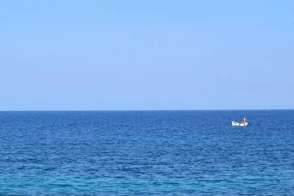 Pescatore Che Pesca Solo Barca Mare Aperto — Foto Stock