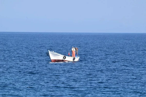 Pescador Que Pesca Sozinho Barco Mar Aberto — Fotografia de Stock