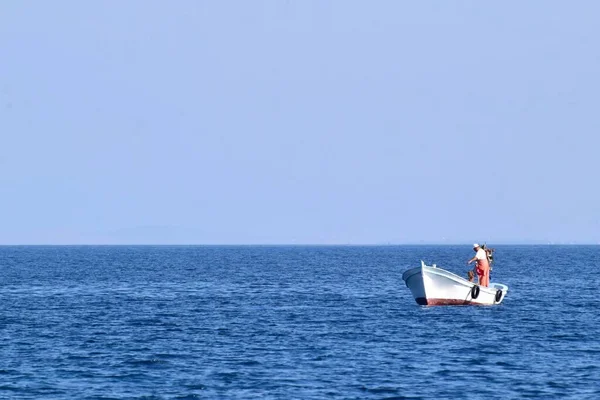 Рыбак Рыбалка Одиночку Лодке Открытом Море — стоковое фото