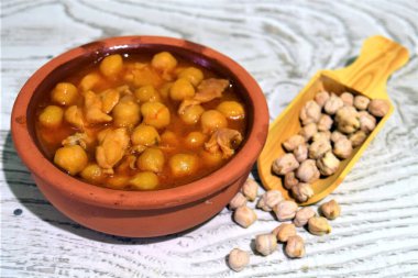 Güveçte tavuklu kuru nohut.
