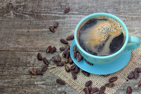 Café Chaud Dans Une Tasse Avec Des Grains Café — Photo