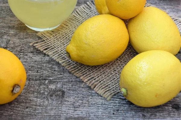 Limoni Freschi Sul Tavolo Legno — Foto Stock