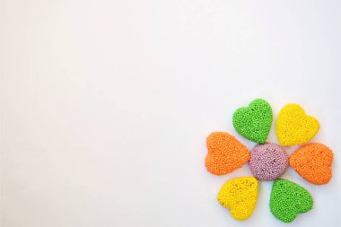 Beyaz arkaplanda renkli meyveli şekerlerin arkaplanı