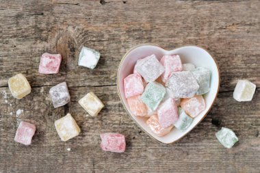 Ahşap masada renkli ve meyvemsi Türk zevki arka planı