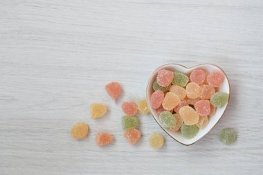 kalp şeklinde mumlar ahşap arka planda