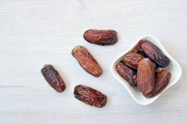 Beyaz ahşap masa üzerinde Kudüs hurma ağacının üst görünüm kenarı