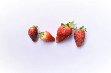Beyaz arka planda çilekler
