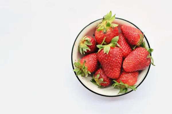 Hintergrund Von Frischen Erdbeeren Mit Grünen Stielen Teller Auf Weißem — Stockfoto