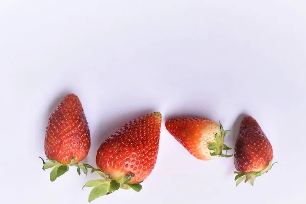 Erdbeeren Auf Weißem Hintergrund — Stockfoto
