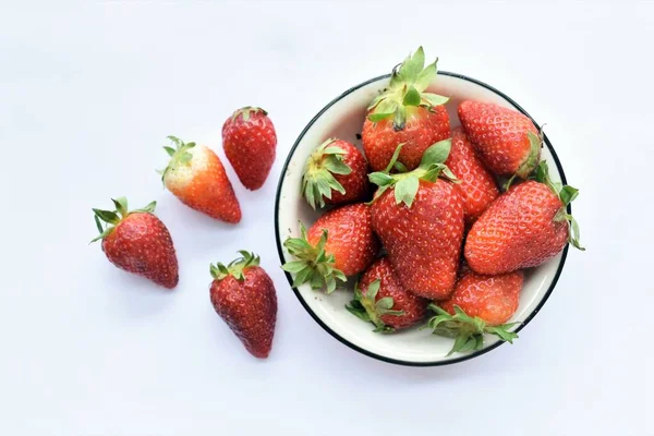 Hintergrund Von Frischen Erdbeeren Mit Grünen Stielen Teller Auf Weißem — Stockfoto