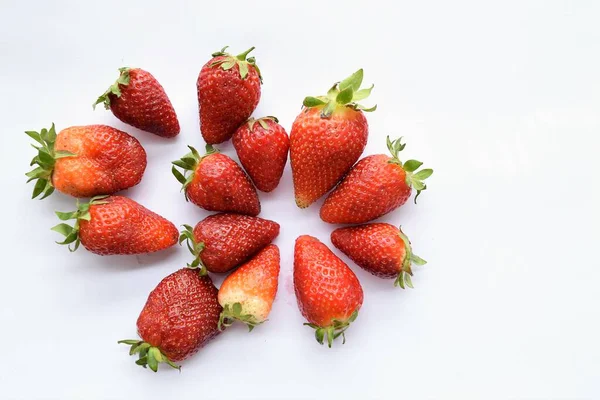 Erdbeeren Auf Weißem Hintergrund — Stockfoto