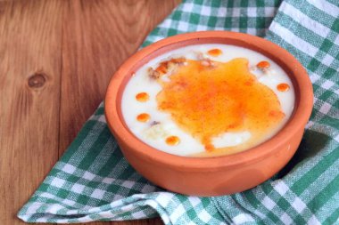 Toprak kabında domates soslu ödül çorbası.