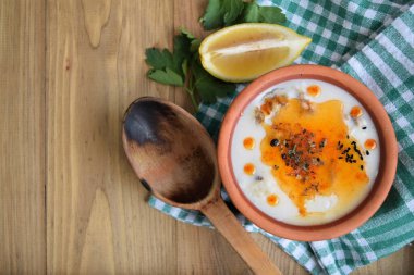 Toprak kabında domates soslu ödül çorbası.