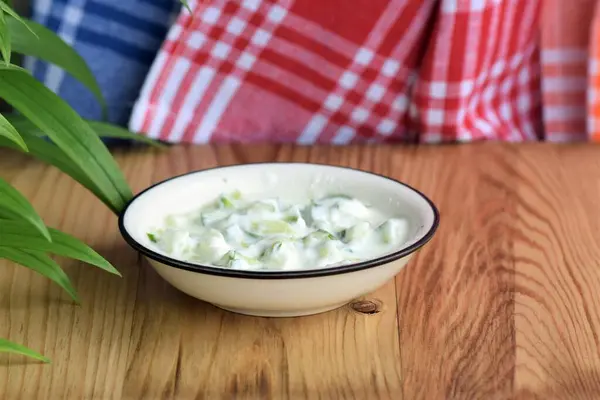Yogurt Cetriolo Piatto Bianco — Foto Stock
