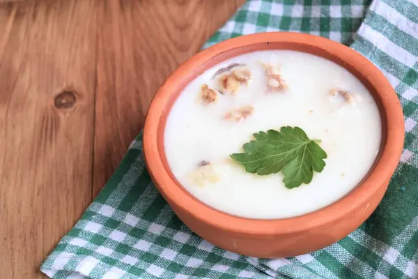 Kremalı otlu mantar çorbası.