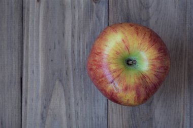 Masadaki organik ve taze kırmızı elmaların arka planı