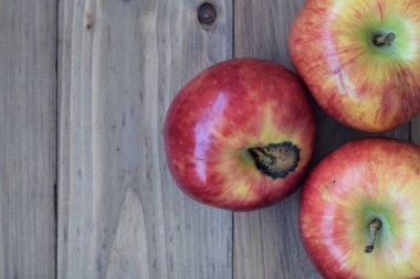 Masadaki organik ve taze kırmızı elmaların arka planı