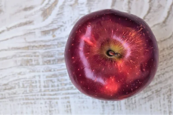 Hintergrund Von Bio Und Frischen Roten Äpfeln Auf Dem Tisch — Stockfoto