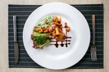 Fileto sığır eti biftek mantar ve sos ile