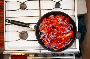 Bir tavada yemek yemek ev mutfak at, taze sebze